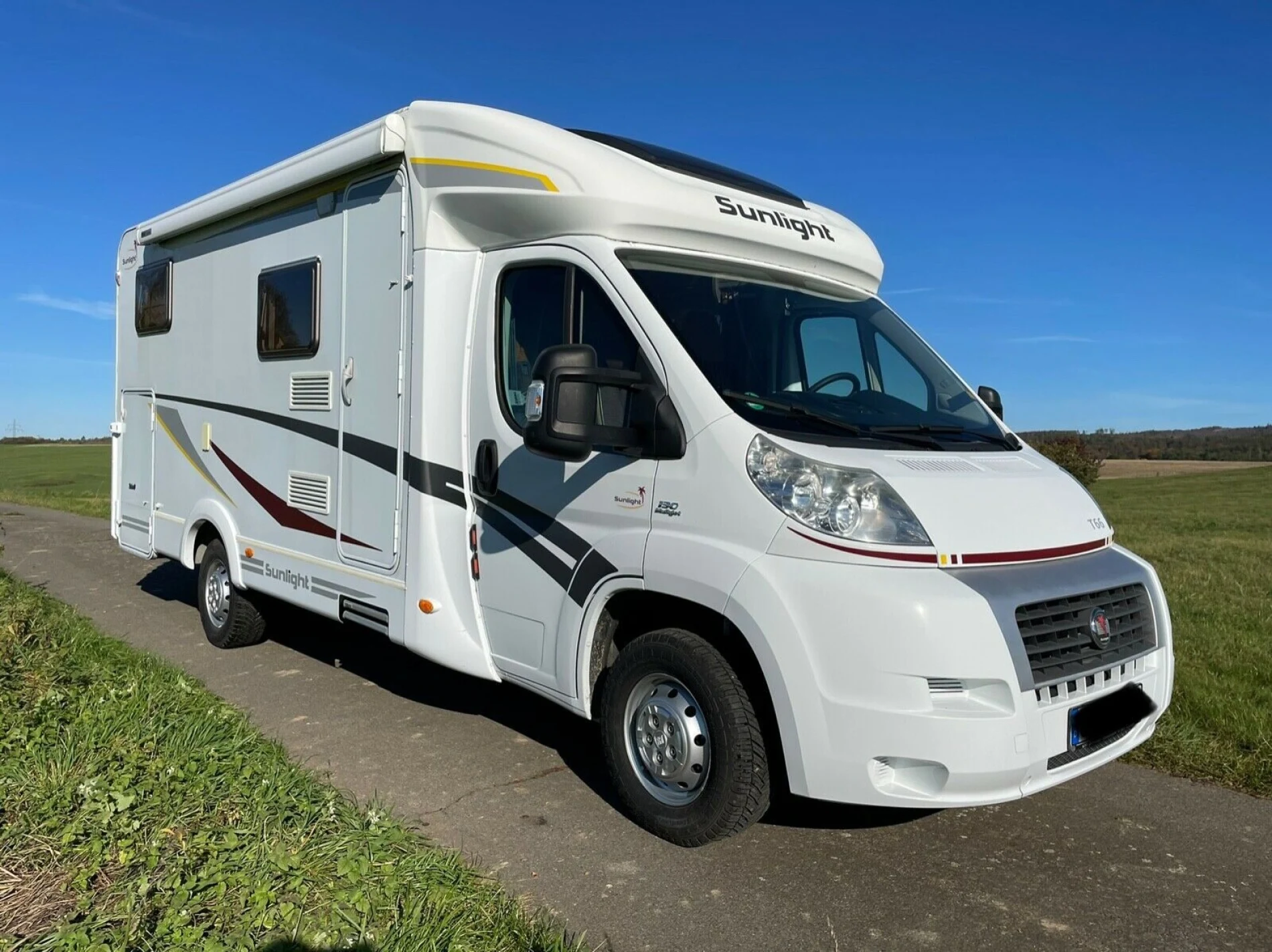 Teilintegriertes Wohnmobil Sunlight auf einer Wiese